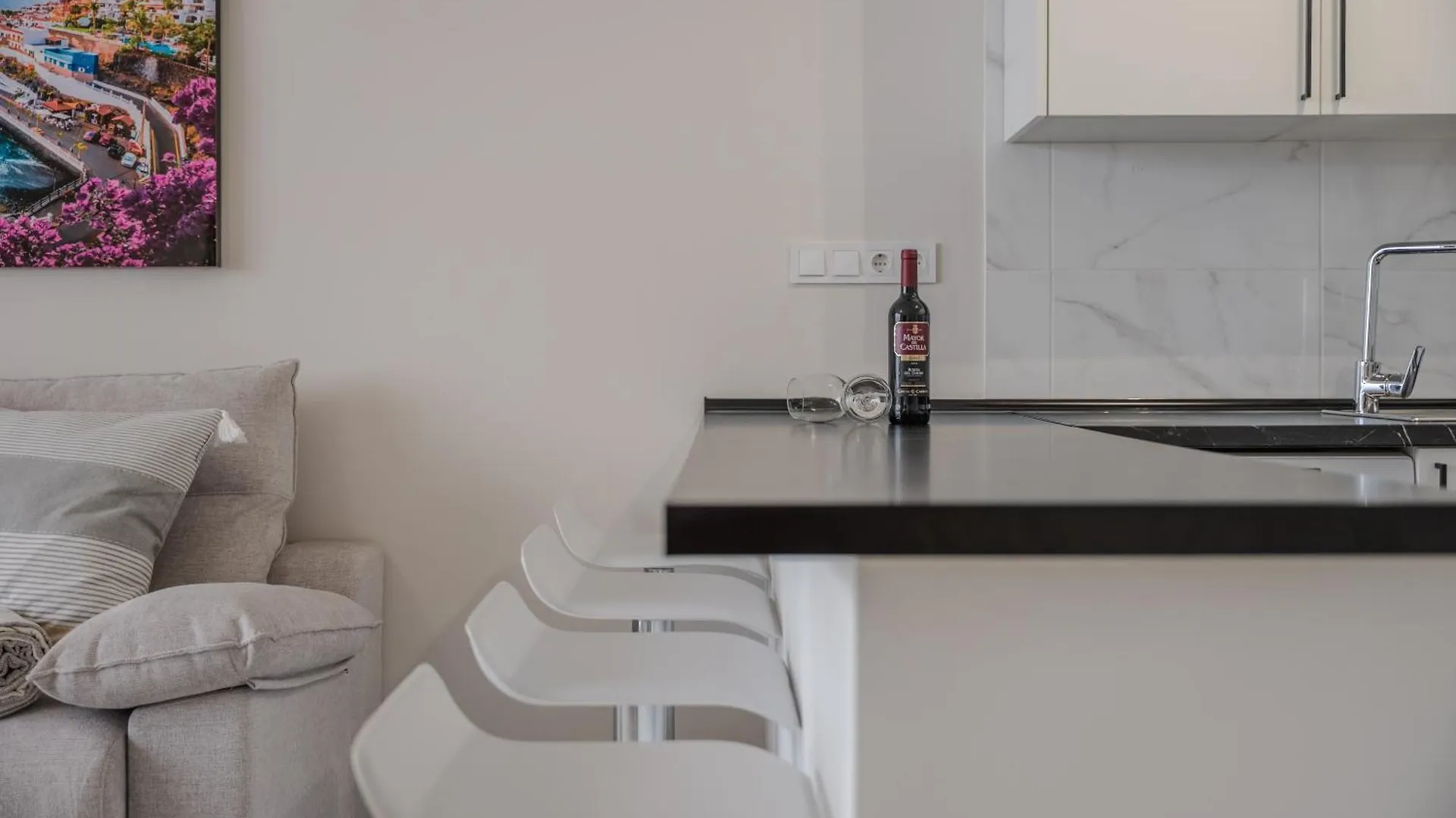 Apartamento Kaora Ocean View 阿德耶 公寓